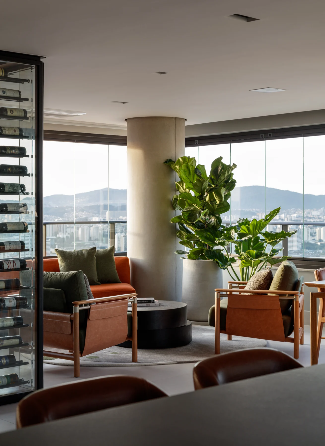 Varanda com poltronas, plantas e vista aberta